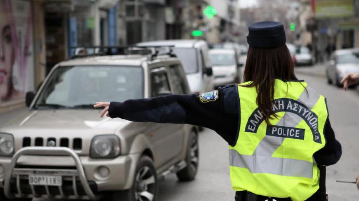 Τροχαία: 431 παραβάσεις σε τρεις μέρες για χρήση κινητού κατά την οδήγηση