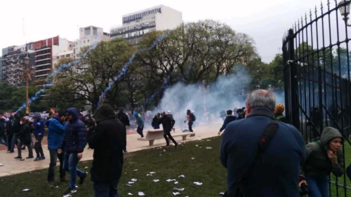 Άγρια επεισόδια στην Αργεντινή: Πλαστικές σφαίρες και δακρυγόνα εναντίον διαδηλωτών