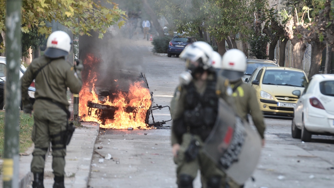 Επεισόδια με κουκουλοφόρους  στο Πολυτεχνείο