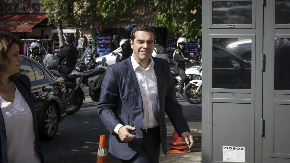 Να προχωρήσουν οι «ώριμες αλλαγές» στο Σύνταγμα ζητά από τους πολιτικούς αρχηγούς ο Τσίπρας