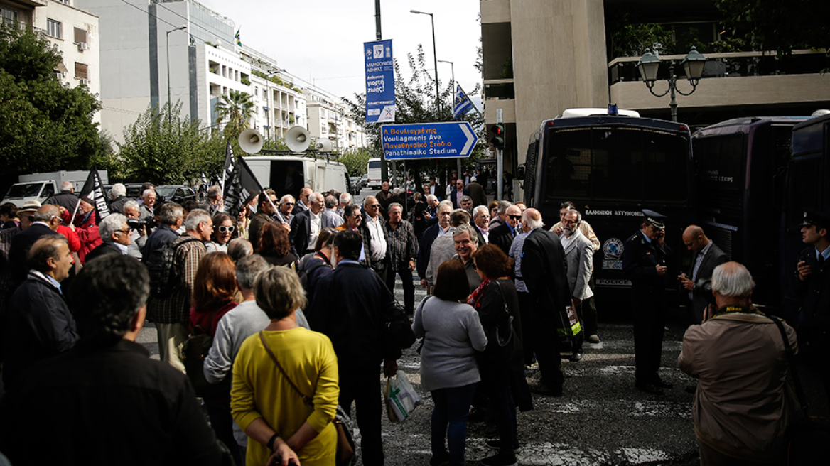 Συνταξιούχοι πληρώθηκαν με τη βούλα του Νομικού Συμβουλίου του Κράτους αναδρομικά από περικοπές συντάξεων