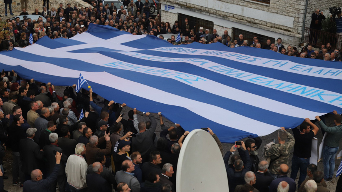 Την ελληνική σημαία του Κατσίφα ψάχνουν να κατασχέσουν οι Αλβανοί