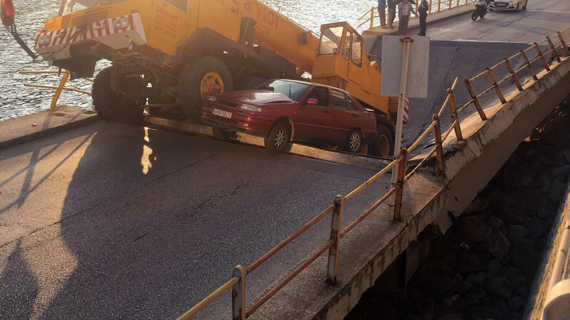 Φωτογραφίες: Κατέρρευσε τμήμα γέφυρας στο κέντρο της Καβάλας