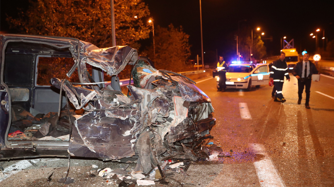 Τραγωδία στην Ασπροβάλτα: Νεκρό 4χρονο παιδί μετά τη σύγκρουση νταλίκας με βαν που μετέφερε μετανάστες