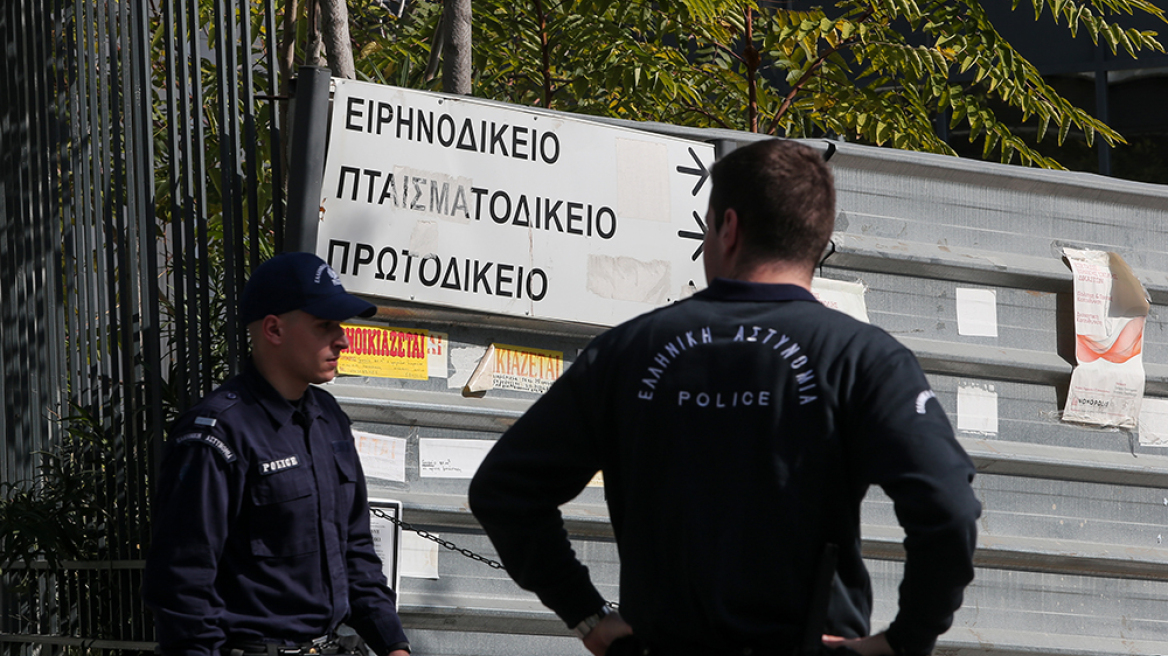 Οργή στην ΕΛΑΣ για τις επιθέσεις των αντιεξουσιαστών και τη στάση του υπουργείου Προστασίας του Πολίτη