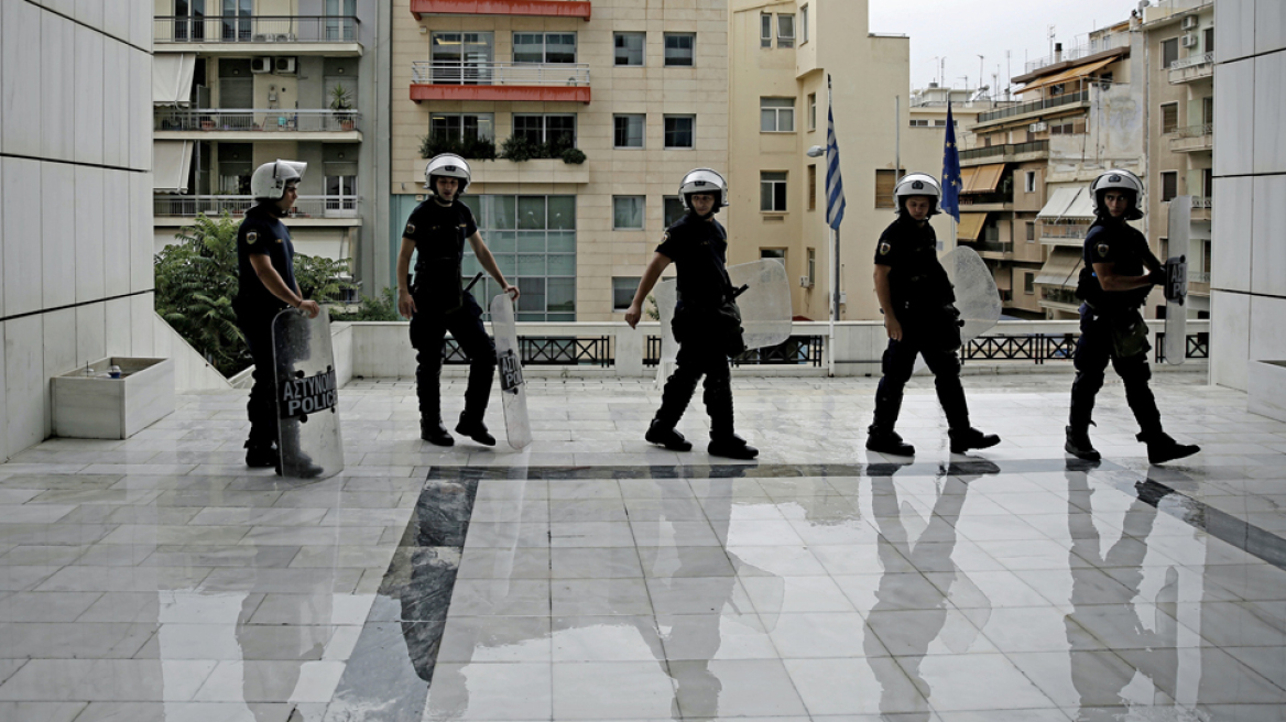 Επίθεση αντιεξουσιαστών σε αστυνομικούς μέσα σε αίθουσα δικαστηρίου - Τρεις τραυματίες