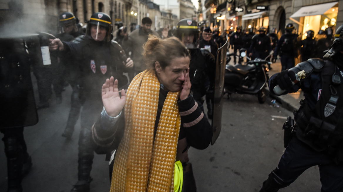 «Μάτωσαν» τα «κίτρινα γιλέκα» στη Γαλλία: Μία διαδηλώτρια νεκρή, 106 τραυματίες