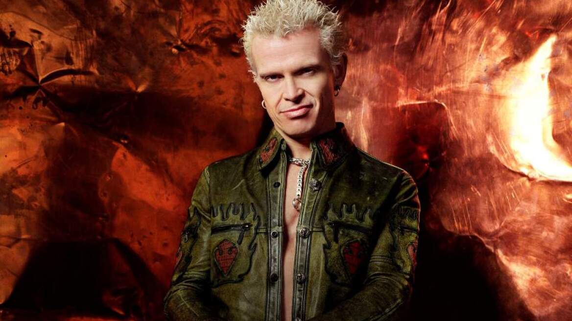 Ο Billy Idol έγινε Αμερικανός υπήκοος και φωτογραφήθηκε με την αμερικανική σημαία