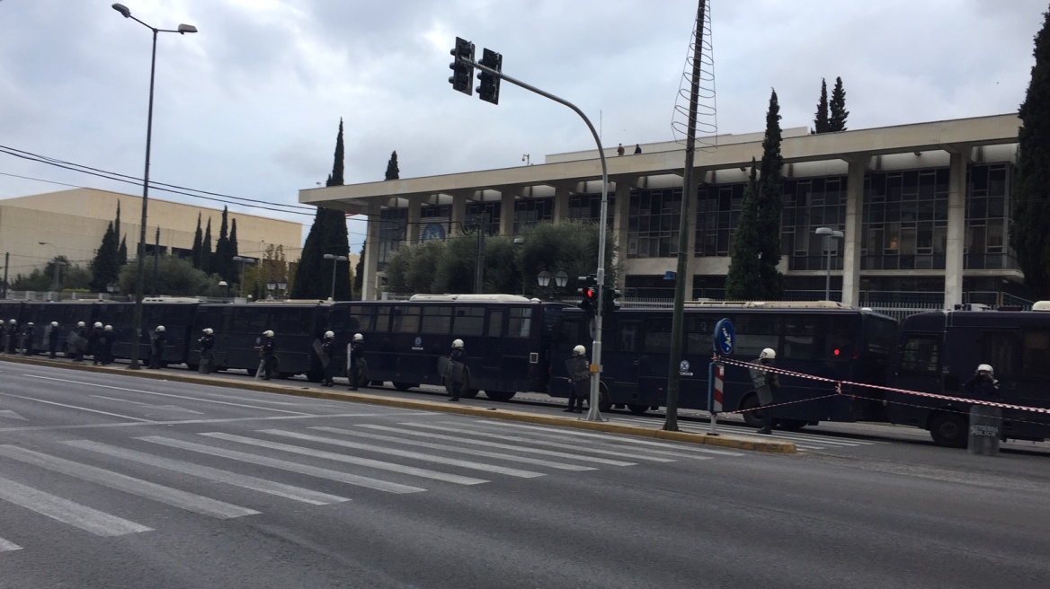 Κλούβες των ΜΑΤ έχουν περικυκλώσει την αμερικανική πρεσβεία