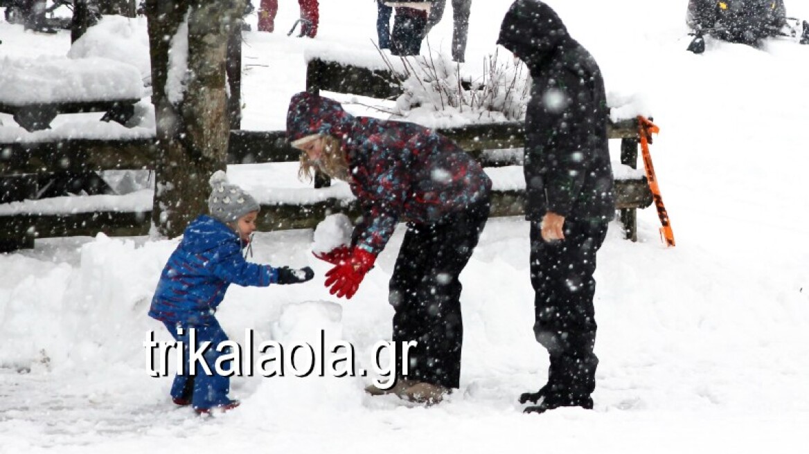 Βίντεο: Έντονη χιονόπτωση στο νομό Τρικάλων