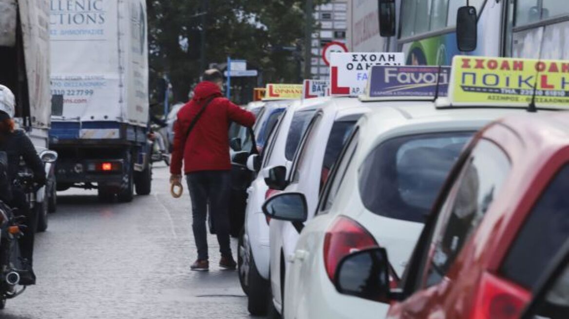 Ξανά στους δρόμους οι εκπαιδευτές οδήγησης - Στον «αέρα» 30.000 υποψήφιοι οδηγοί