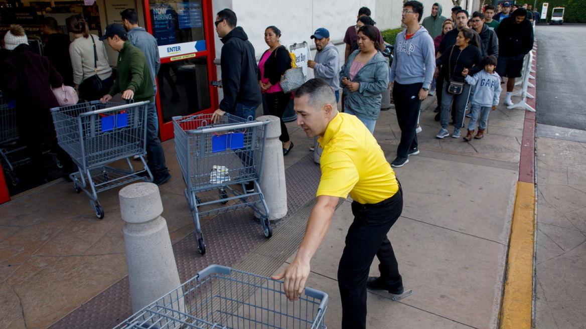 Black Friday: Το κρύο δεν πτόησε τους Αμερικανούς - Ουρές στα καταστήματα