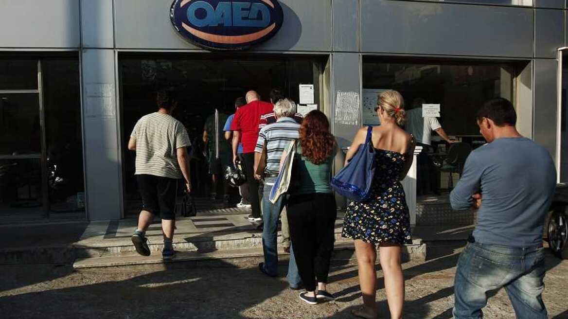 Κινδύνους από την αύξηση του κατώτατου μισθού «βλέπουν» Κομισιόν και ΣΕΒ