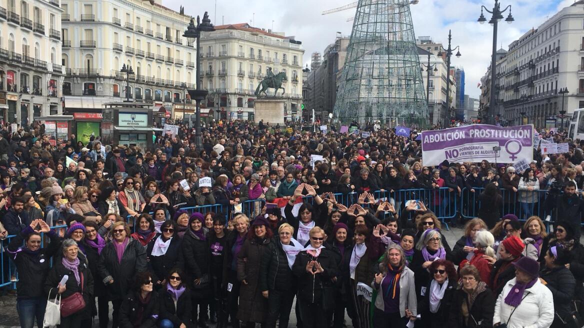 Ισπανία: Χιλιάδες πολίτες διαδήλωσαν για τη βία κατά των γυναικών