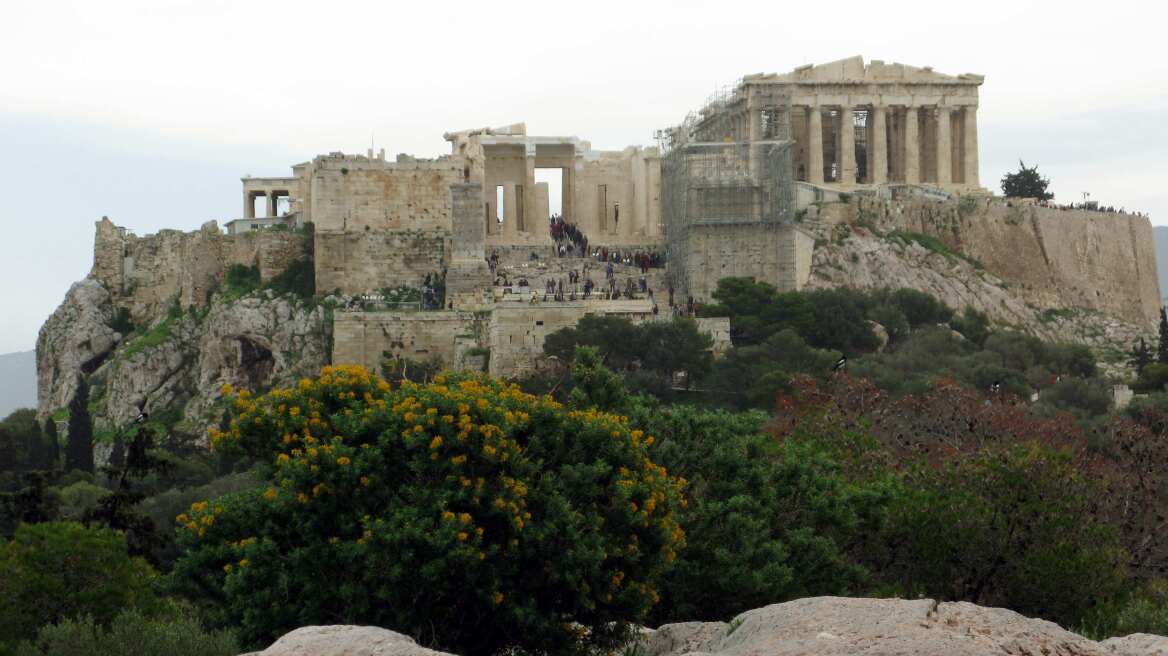 Τρόμος στην Πνύκα: Άγνωστοι επιτέθηκαν με βαριοπούλες στον αρχαιοφύλακα 