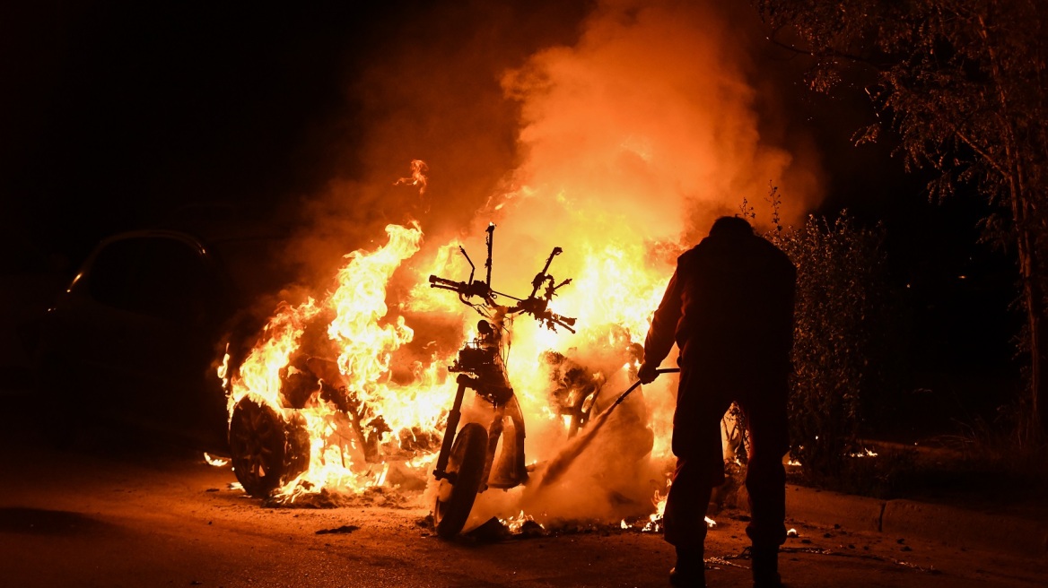 Στάδιο Ειρήνης και Φιλίας: Επεισόδια με δακρυγόνα και αυτοκίνητο να παραδίνεται στις φλόγες