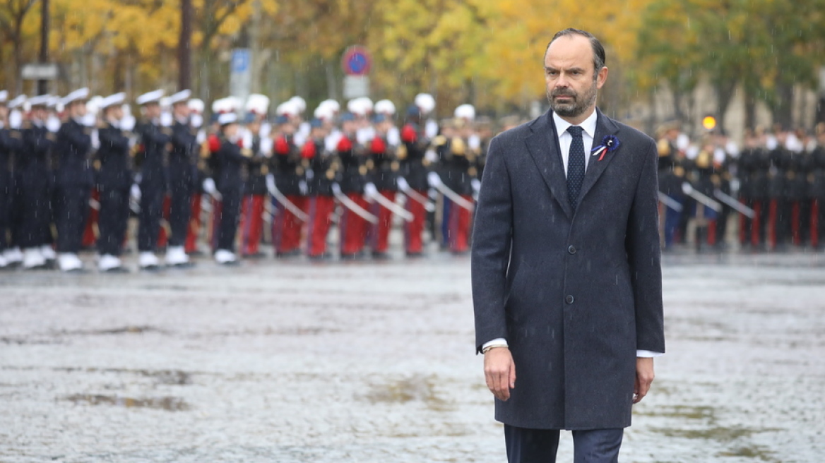 Γαλλία: Η κυβέρνηση αναστέλλει την αύξηση στα καύσιμα αλλά προειδοποιεί με άσκηση βίας