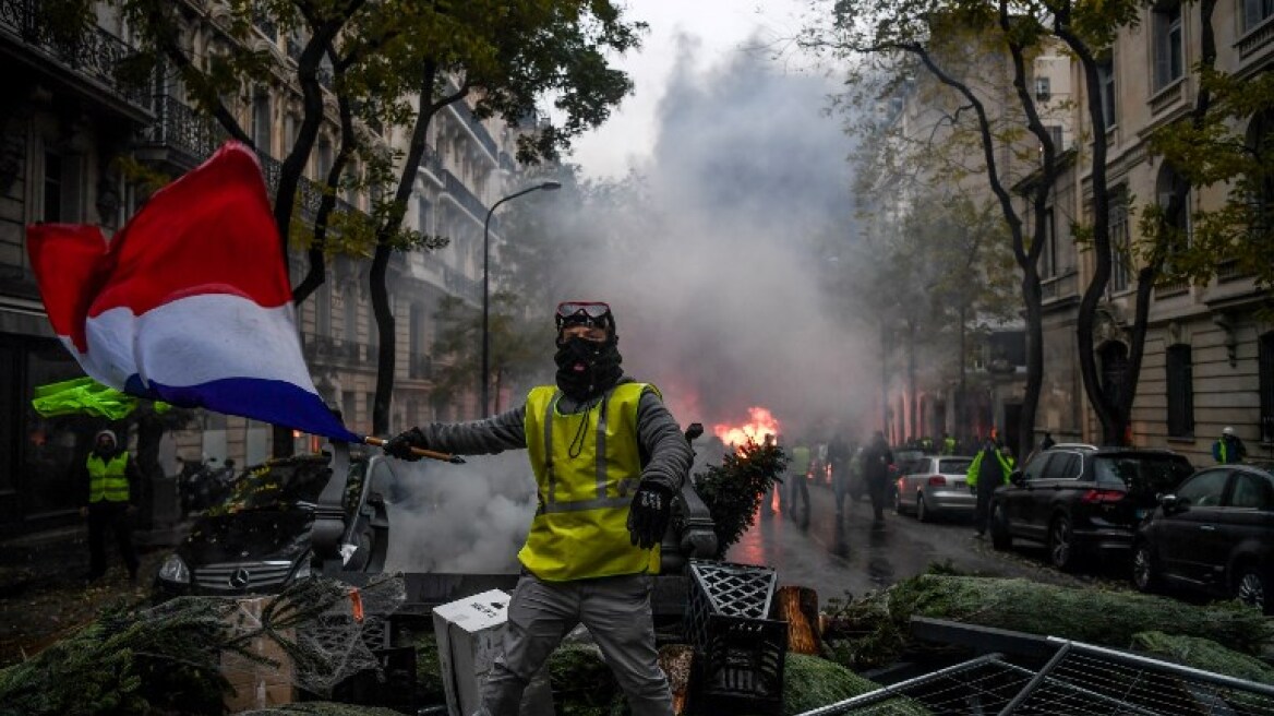 Τα «Κίτρινα Γιλέκα» δεν υποχωρούν παρά το εξάμηνο «πάγωμα» στις τιμές των καυσίμων