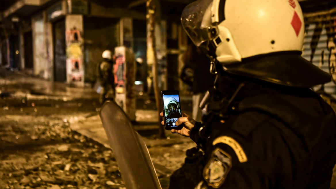 Απίστευτη φωτογραφία: Η selfie αστυνομικού των ΜΑΤ στα αποκαΐδια των επεισοδίων!