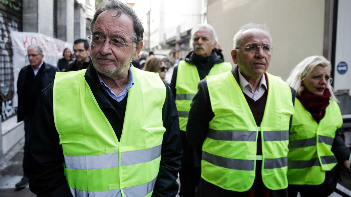 «Κίτρινο γιλέκο» ο Λαφαζάνης: Πανικόβλητη αναδίπλωση Μακρόν