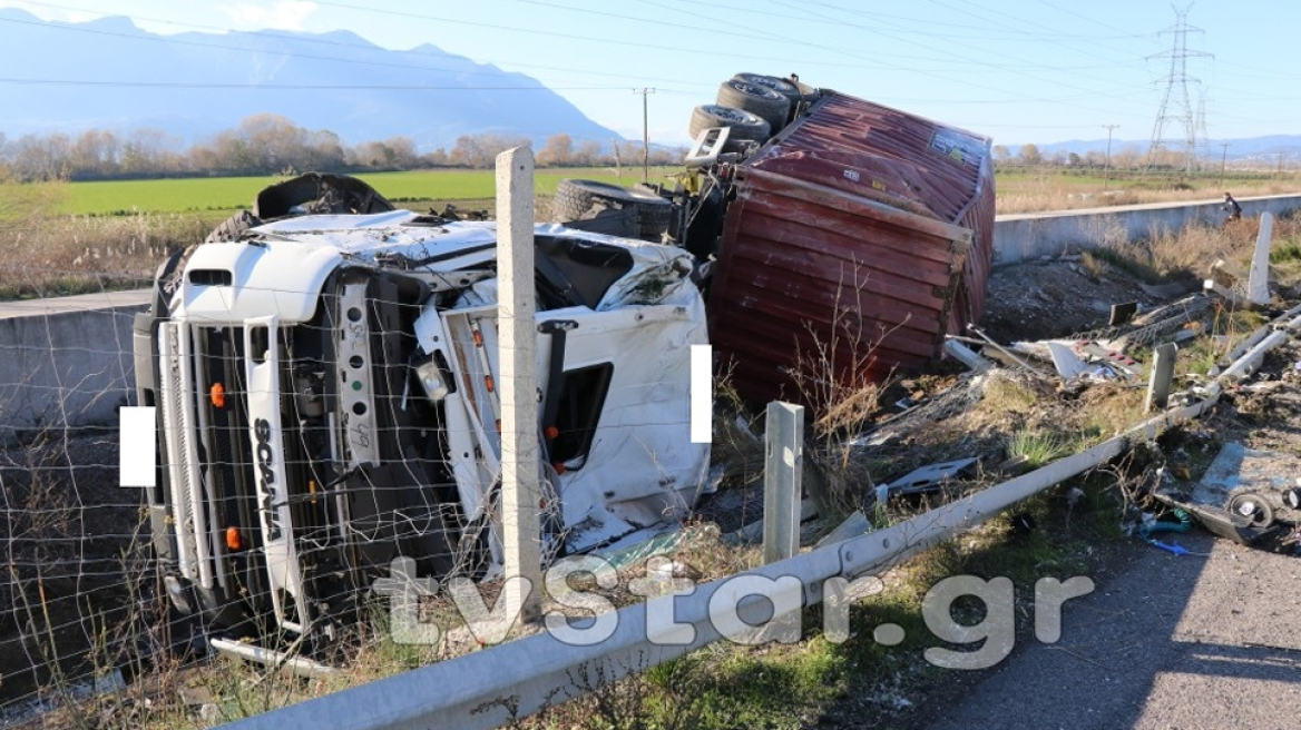 Φωτογραφίες: Ο οδηγός της νταλίκας είχε τύχη βουνό