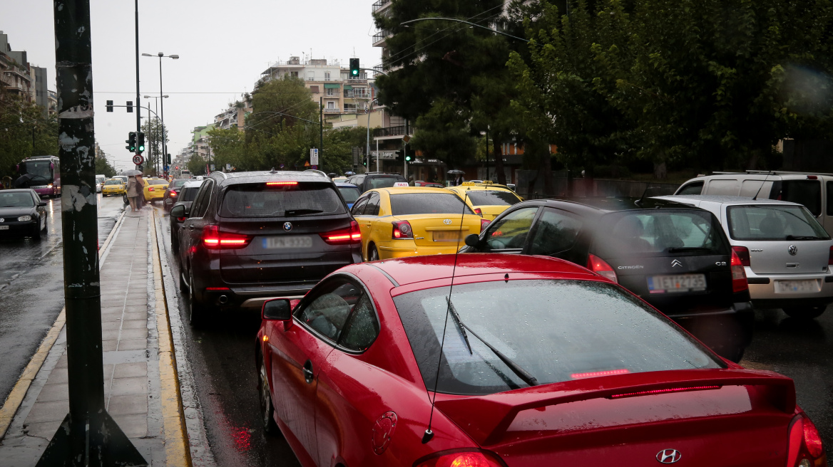 Ταλαιπωρία για τους οδηγούς στην Αθήνα λόγω της βροχής