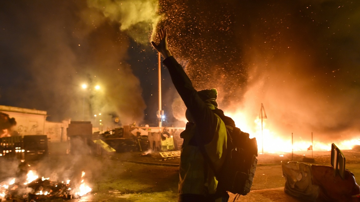 Η κυβέρνηση Μακρόν... εκλιπαρεί τα Κίτρινα Γιλέκα: Μη διαδηλώσετε το Σάββατο!