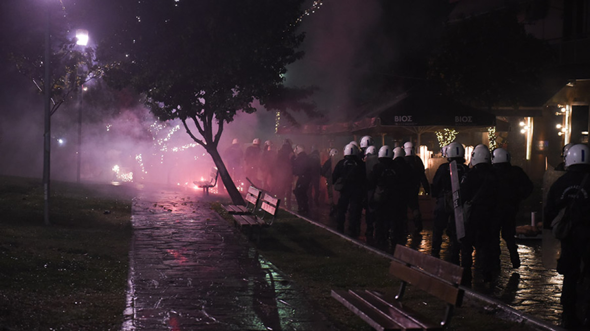 Eπεισόδια στη Θεσσαλονίκη - Μολότοφ και χημικά στον Λευκό Πύργο