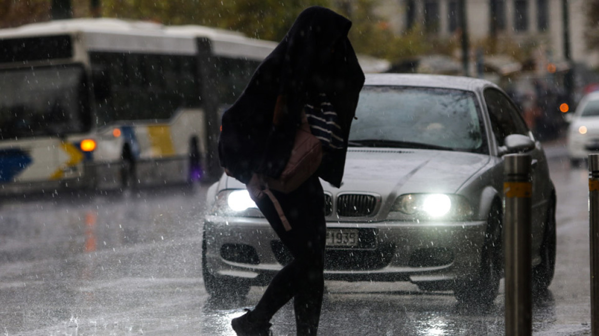 Χριστουγεννιάτικα ψώνια με ομπρέλα και γαλότσες