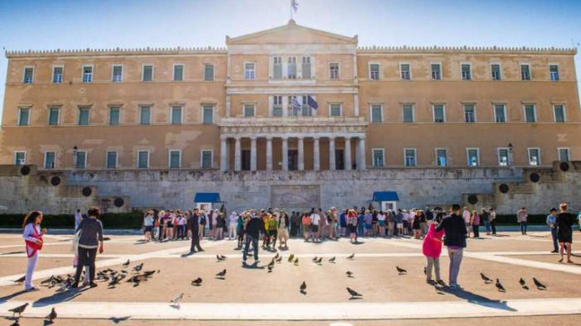 Ελβετικός Τύπος: Νεποτισμός και πελατειακό κράτος επιβίωσαν στην Ελλάδα