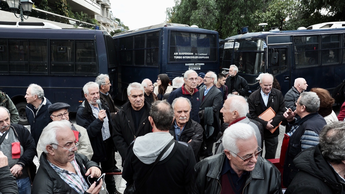 Στο Μαξίμου οι συνταξιούχοι: Τους «υποδέχθηκαν» οι κλούβες των ΜΑΤ