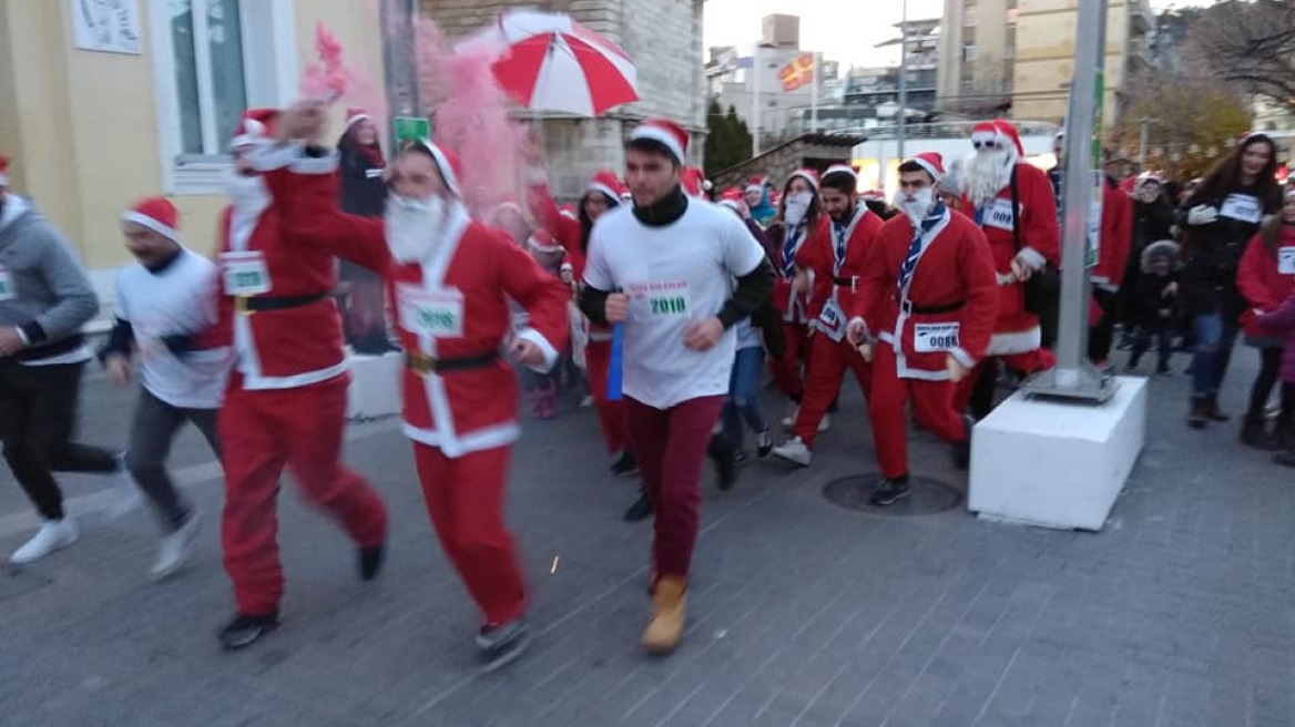 Βίντεο: Η πλατεία της Κοζάνης γέμισε... Άγιους Βασίληδες