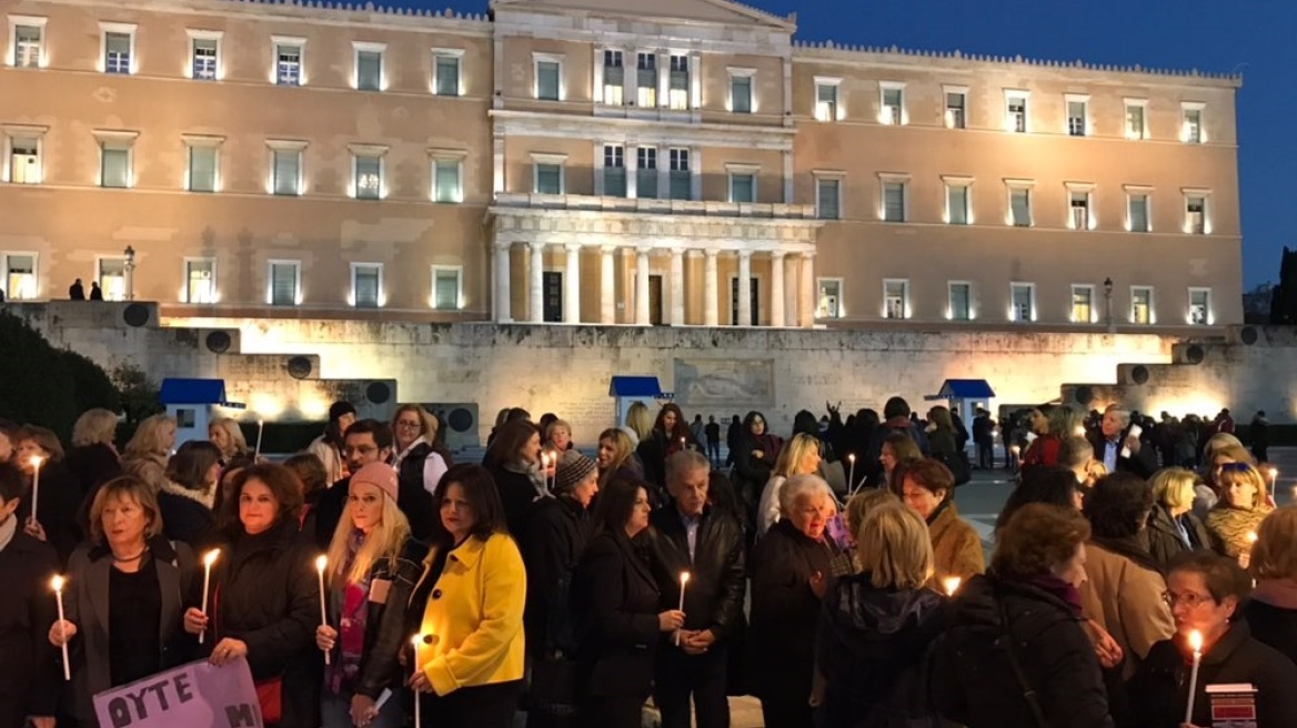 Σιωπηρή διαμαρτυρία στο Σύνταγμα στη μνήμη της Ελένης Τοπαλούδη