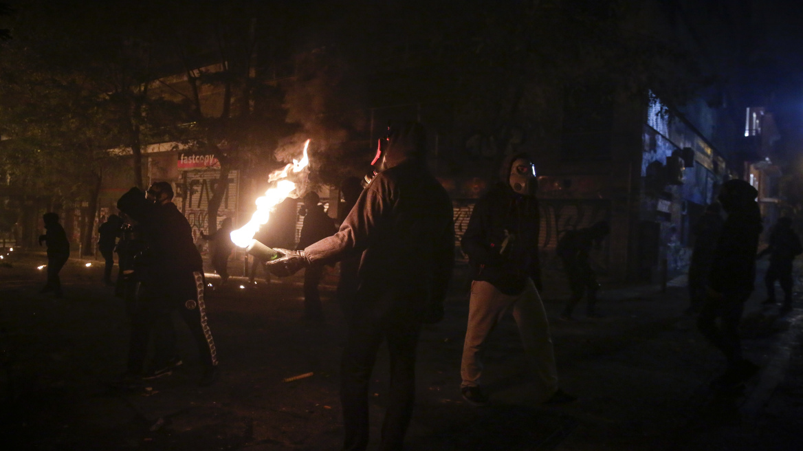 Επίθεση με μολότοφ κατά των ΜΑΤ γύρω από το Πολυτεχνείο