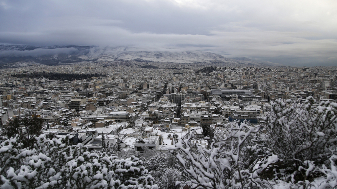 Η κακοκαιρία συνεχίζεται: Χαμηλές οι θερμοκρασίες - Πού θα χιονίσει μέχρι το μεσημέρι