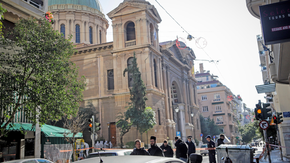 Κολωνάκι: Έκρηξη έξω από τον Άγ. Διονύσιο - Τραυματίστηκαν ένας αστυνομικός και ο νεωκόρος του ναού