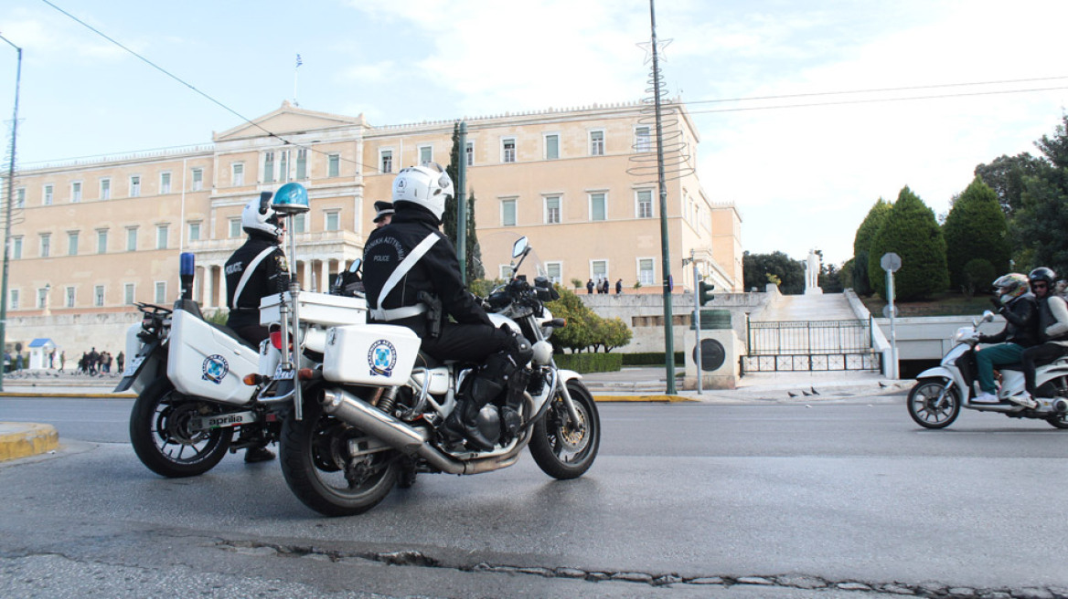 Νέα Φιλαδέλφεια: Συμμορία μηχανόβιων ληστών τρομοκρατεί και απειλεί με όπλα στα φανάρια 