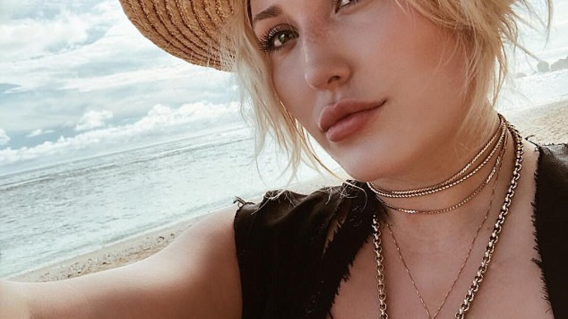 Η Hayley Hasselhoff ποζάρει και προβάλει τις πληθωρικές καμπύλες της 