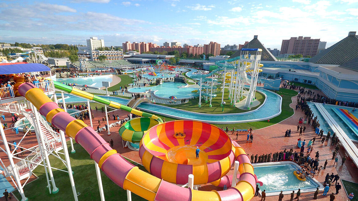 Munsu Water Park: Μέσα στο υδάτινο πάρκο του Κιμ που απολαμβάνει μόνο η ελίτ!