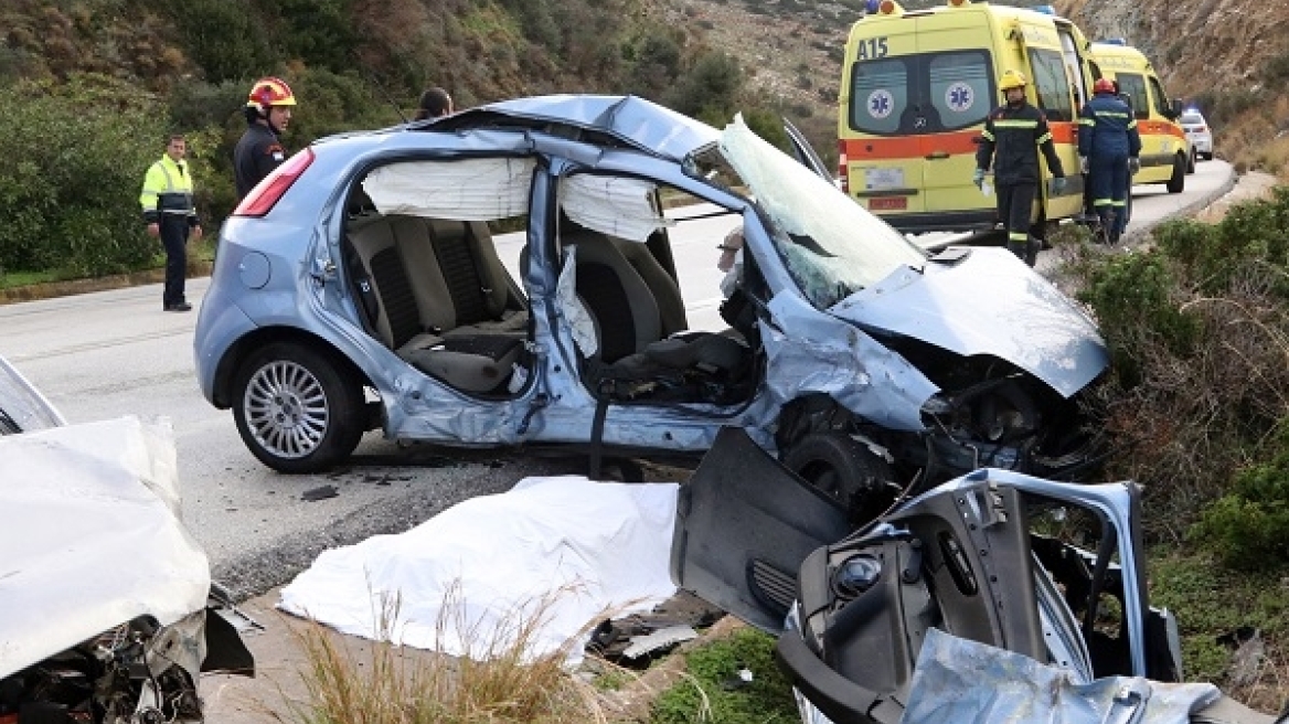 Εικόνες-σοκ: Τρεις νεκροί, τέσσερις τραυματίες σε τροχαίο στην εθνική Ρεθύμνου-Ηρακλείου