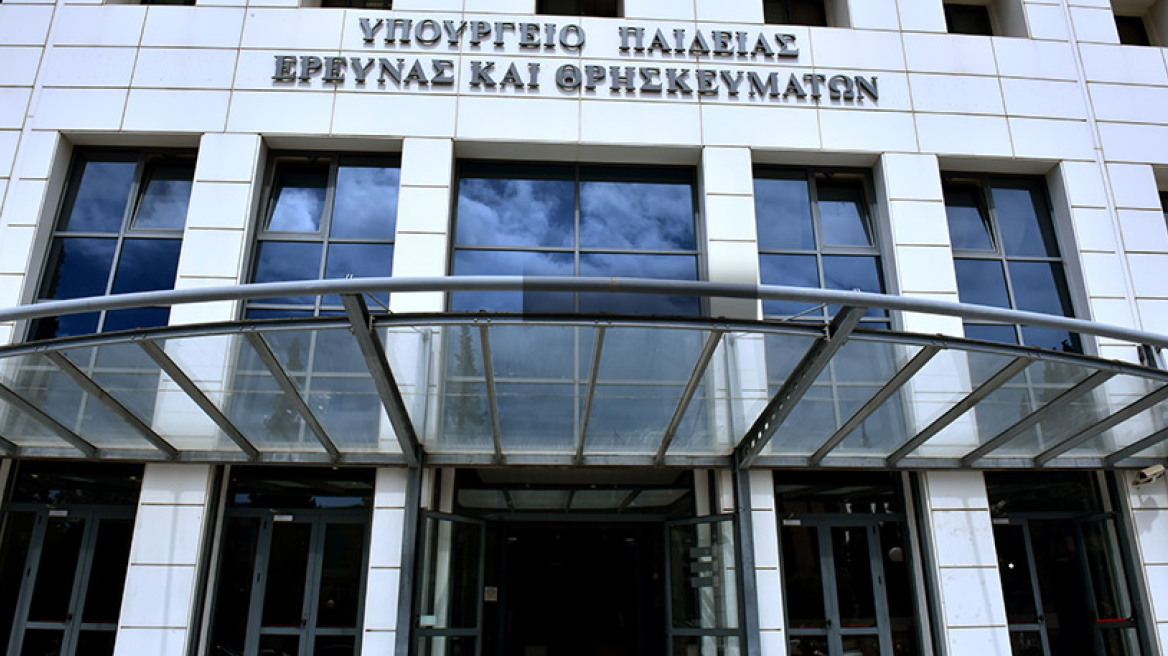 Ο Γαβρόγλου έκοψε τα ταξίδια στο εξωτερικό για τους μαθητές