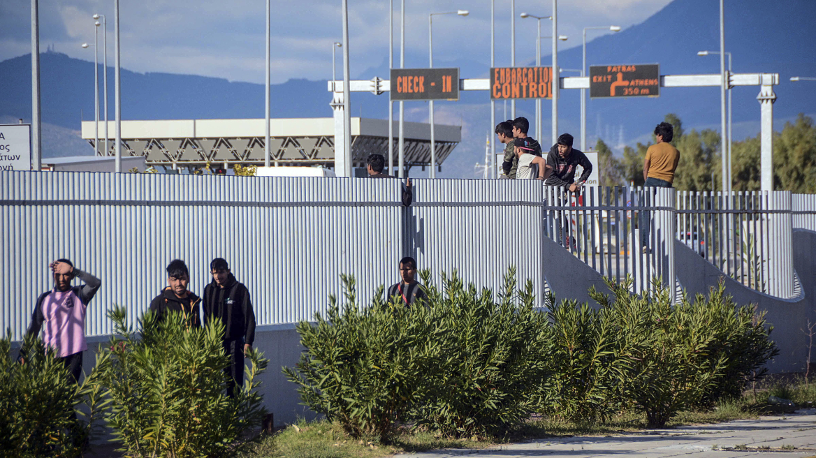 Μετανάστες εισέβαλαν σε πλοίο στην Πάτρα και απείλησαν να κάψουν τον καπετάνιο με φωτοβολίδα!