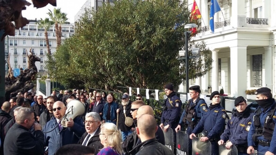 Χρυσαυγίτες έξω από το Υπουργείο Εξωτερικών την  ώρα της επίσκεψης Οσμάνι