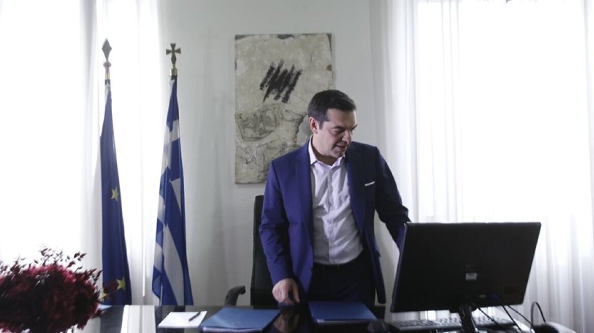 Μπουγάτσα, κουλούρι και Νοτοπούλου στο βίντεο Τσίπρα για το γραφείο του στη Θεσσαλονίκη 