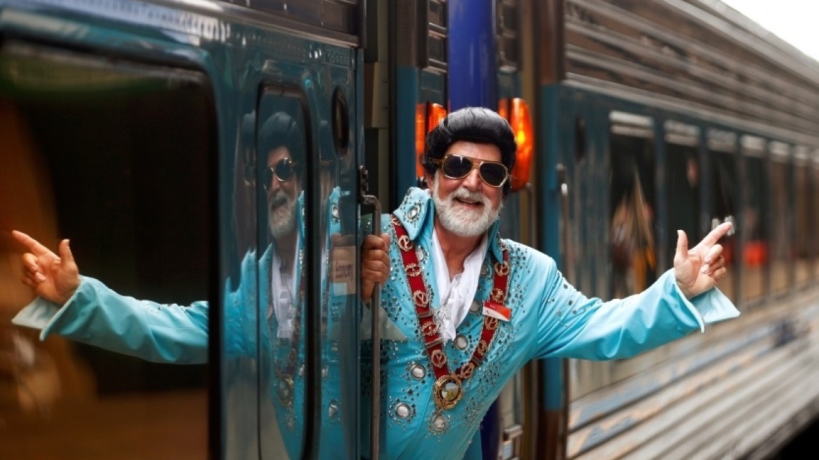 Elvis has left the station: Φαν του χόρεψαν στους ρυθμούς του Πρίσλεϊ περιμένοντας το «Blue Suede Express»