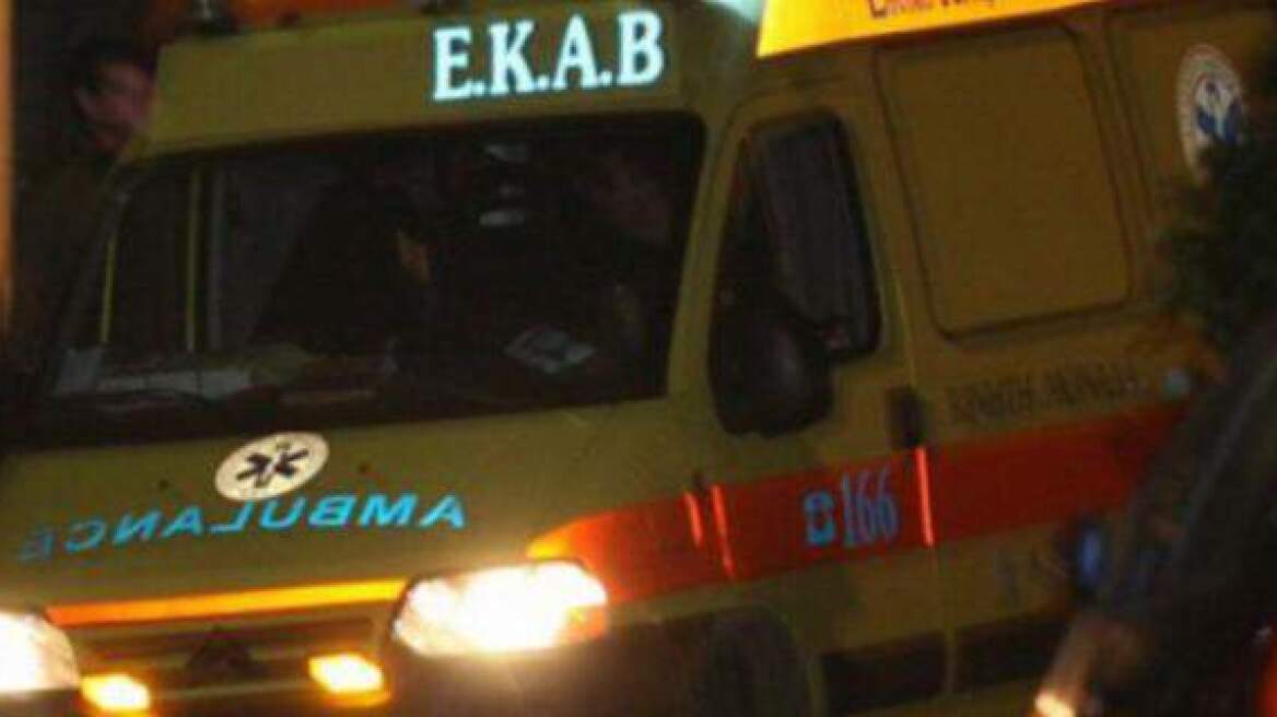 Νεκρή 57χρονη από πυρκαγιά σε διώροφο κτήριο στη Σαλαμίνα