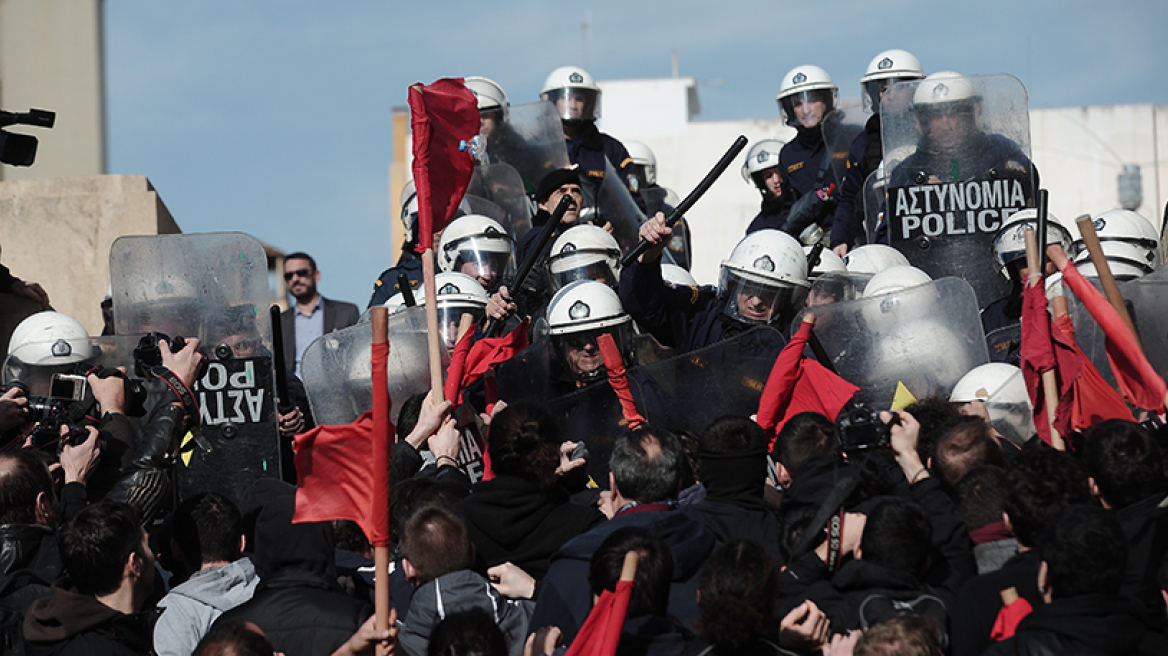 Χημικά έξω από τη Βουλή μετά τη μεγάλη πορεία του ΠΑΜΕ για το πολυνομοσχέδιο