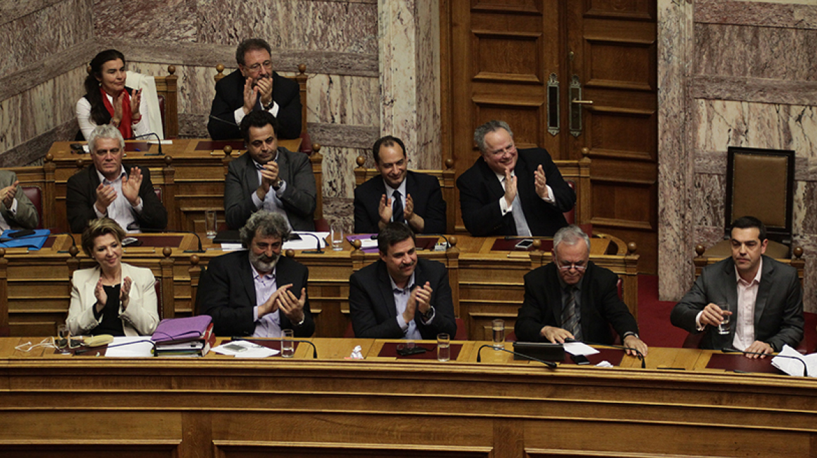 Σε εξέλιξη η ψηφοφορία για το πολυνομοσχέδιο: Κόβονται επιδόματα, «ελεύθεροι» οι e-πλειστηριασμοί