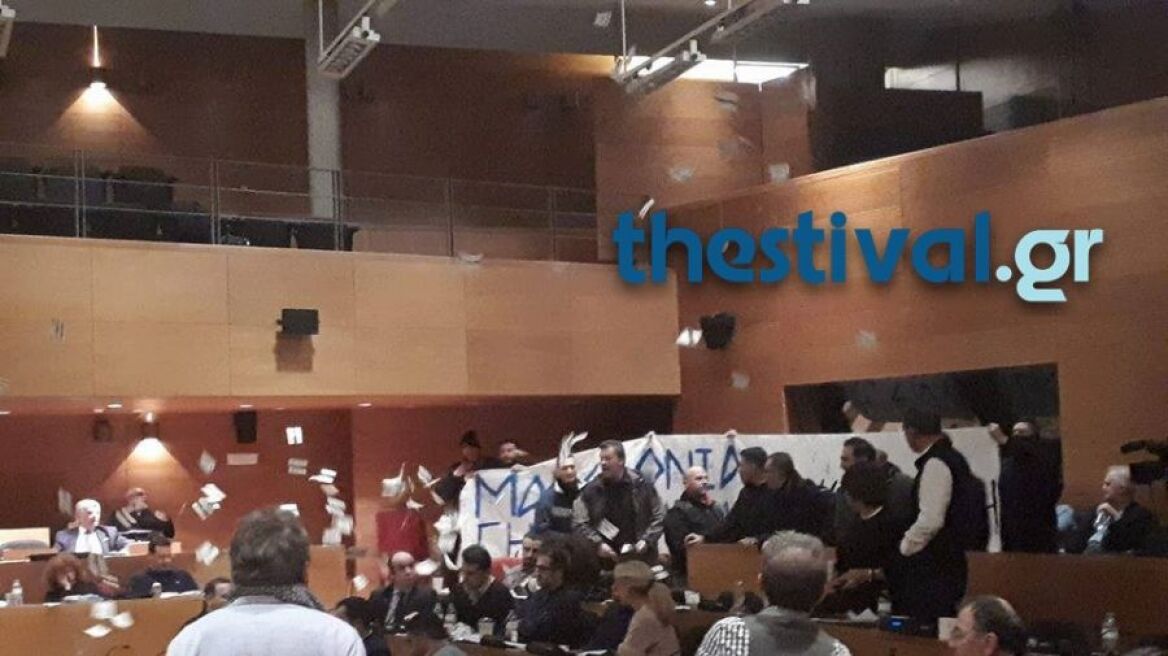 Βίντεο: Ένταση με μέλη της Χρυσής Αυγής στο δημοτικό συμβούλιο Θεσσαλονίκης