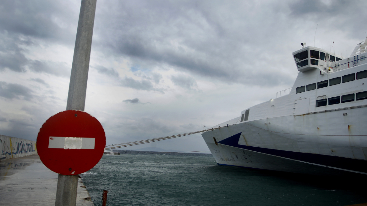 Δεμένα τα πλοία στα λιμάνια της χώρας λόγω ισχυρών ανέμων